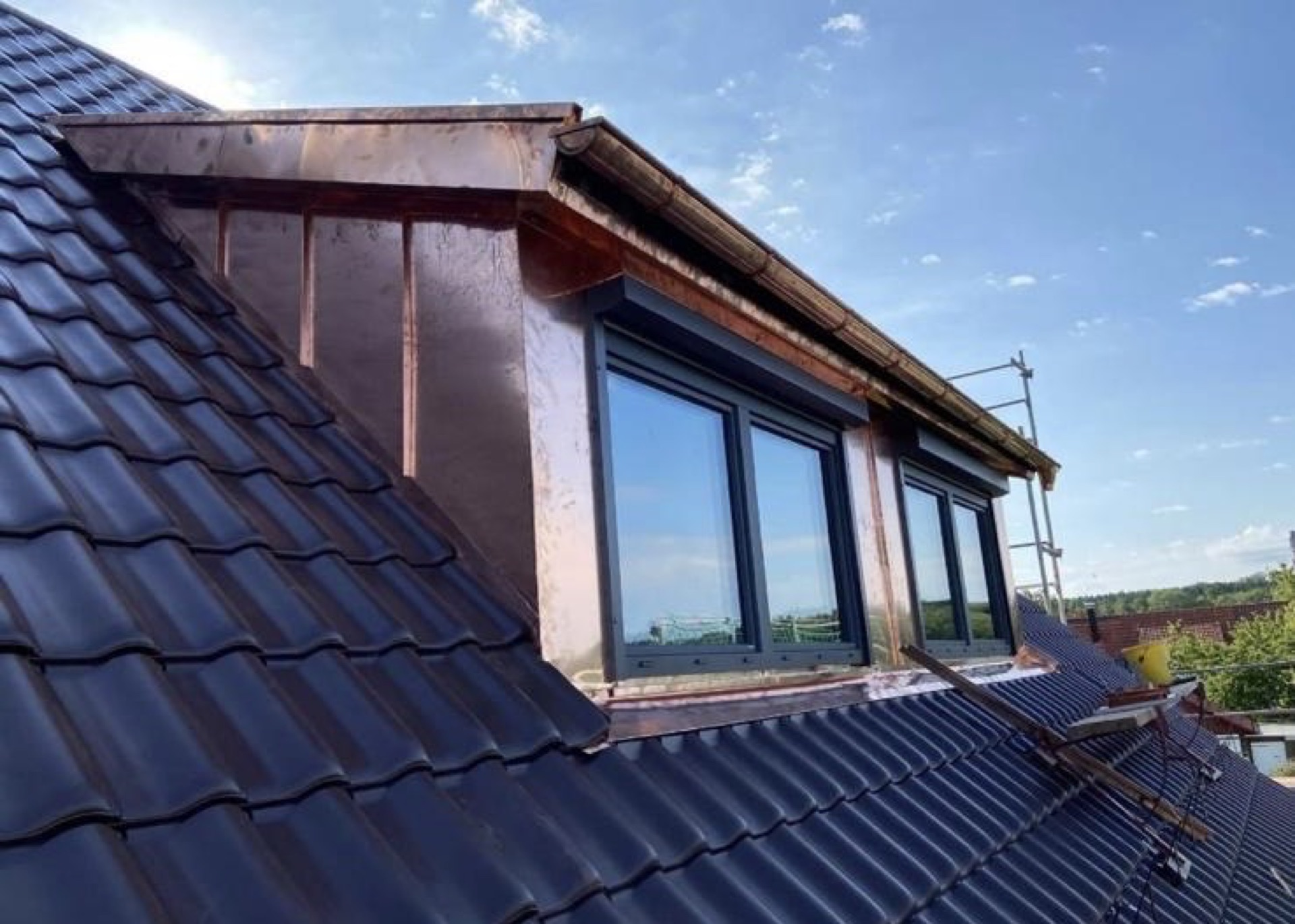 Neue Gaube mit Kupferverkleidung und Fenstern